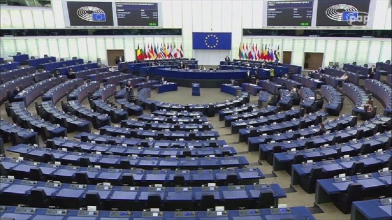 Europosłowie podzieleni ws. możliwości uruchomienia Krajowego Planu Odbudowy