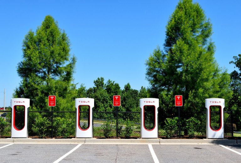 Rusza program rozbudowy infrastruktury ładowania elektryków oraz tankowania wodoru