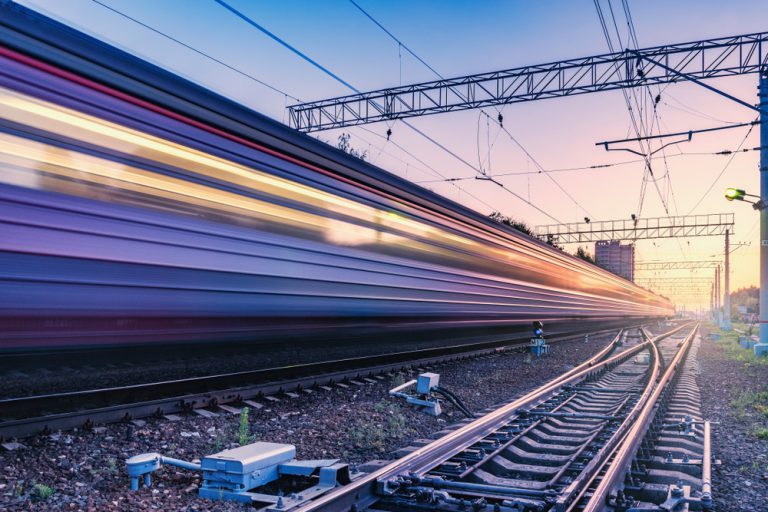 Pierwszy przewoźnik kolejowy w Polsce jeździ na energii z OZE