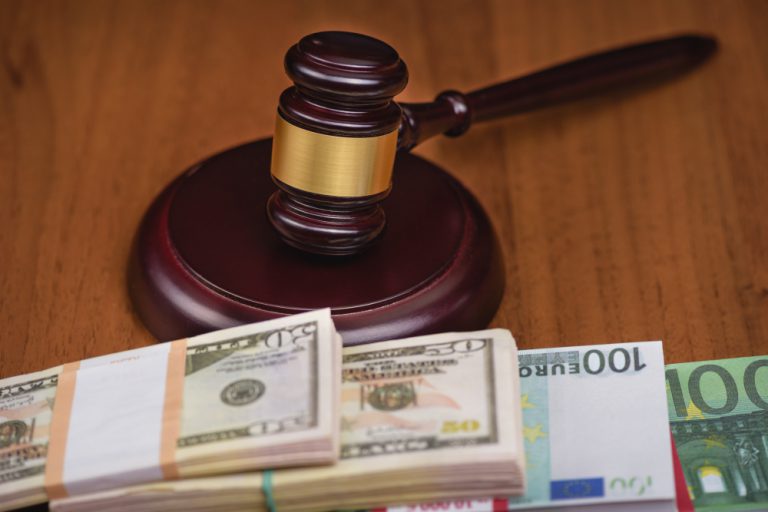 KE opublikowała wytyczne dotyczące stosowania mechanizmu „pieniądze za praworządność”