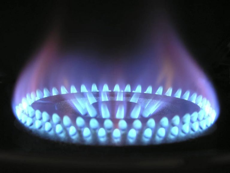 <strong>Polacy na razie nie odczują skutków przykręcenia kurka przez Gazprom</strong>