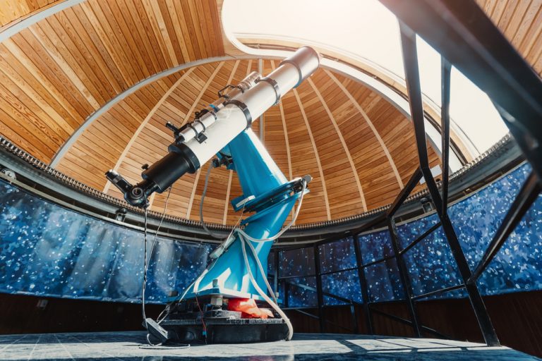 Śledzenie sztucznych satelitów oraz kosmicznych śmieci to zadania nowego obserwatorium astronomicznego