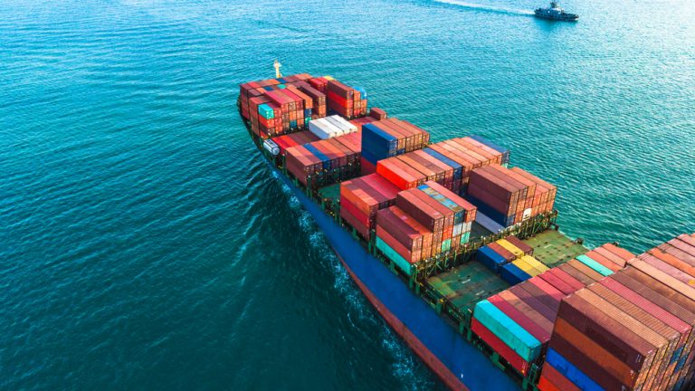 Transport oceaniczny. Wstrzymane kontenery do Rosji blokują europejskie porty