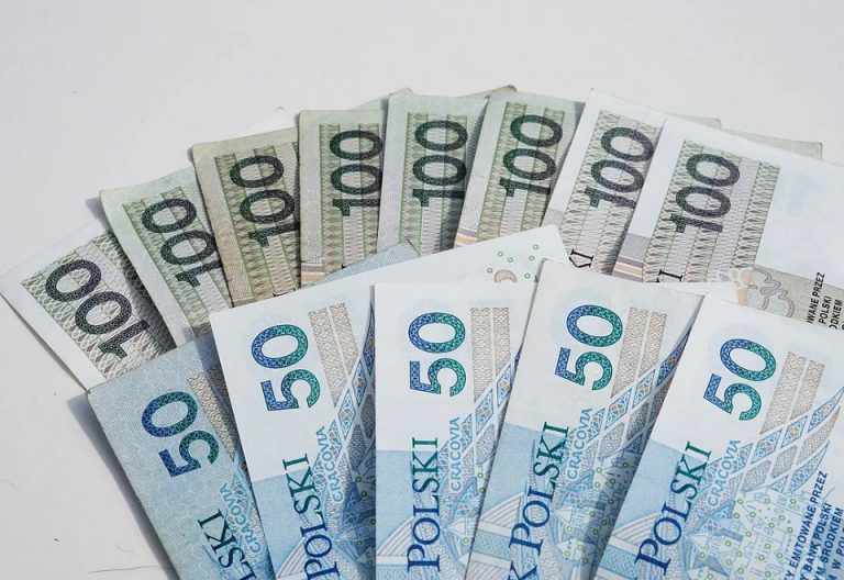 <strong>Złoty przełamuje ważne poziomy</strong>
