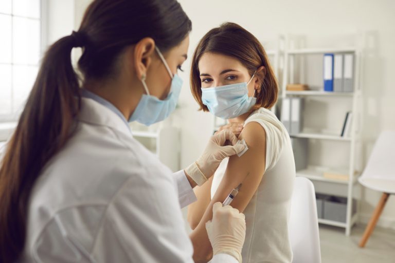 Szczepienia przeciw COVID-19. Niespójne deklaracje Polaków&nbsp;