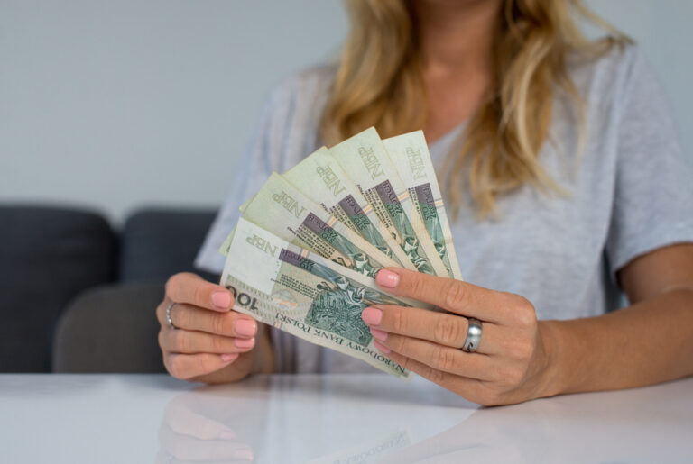 <strong>Finansowy portret kobiety. Ma mniej pieniędzy, ale lepiej nimi zarządza</strong>