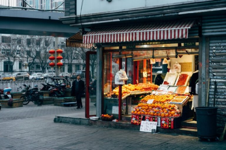 <strong>Rynek spożywczy 2023. Czy czeka nas koniec osiedlowych sklepów?</strong>