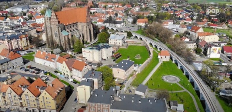 Strzegom. Fragment Starego Miasta odnowiony częściowo za środki UE