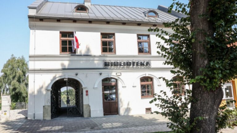 Proszowice. Miejska biblioteka zmodernizowana dzięki unijnemu dofinansowaniu 