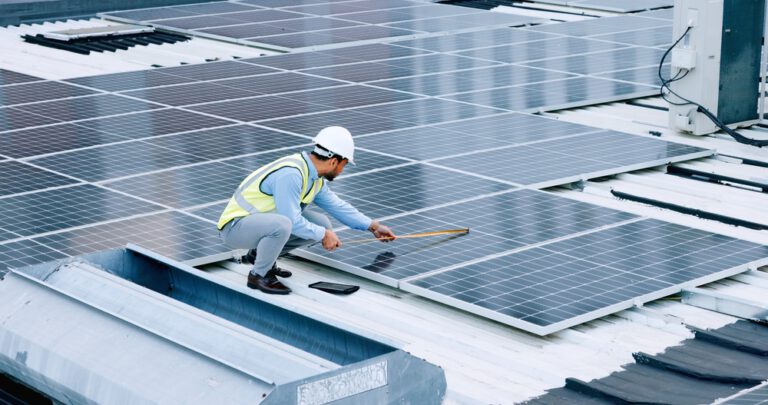 Inwestowanie w OZE. Odpowiedź firm na kryzys energetyczny