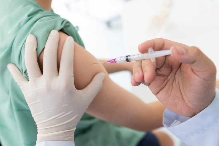 Przepisy utrudniają nastolatkom dostęp do szczepień przeciw Covid-19