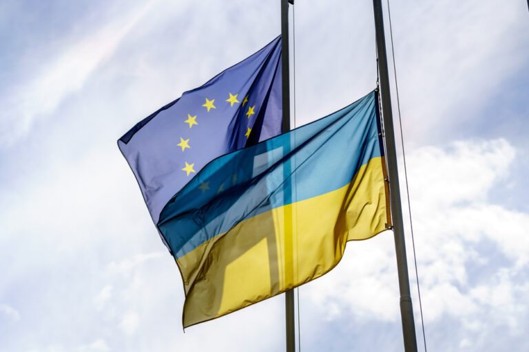 Poparcie Europejczyków dla Ukrainy pozostaje silne