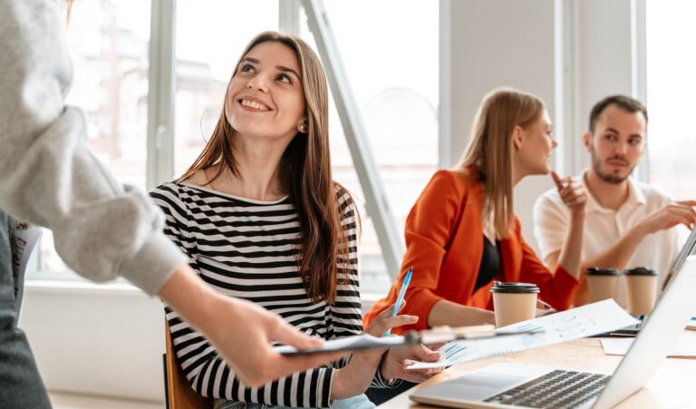 Programy stażowe remedium na problemy kadrowe firm? 