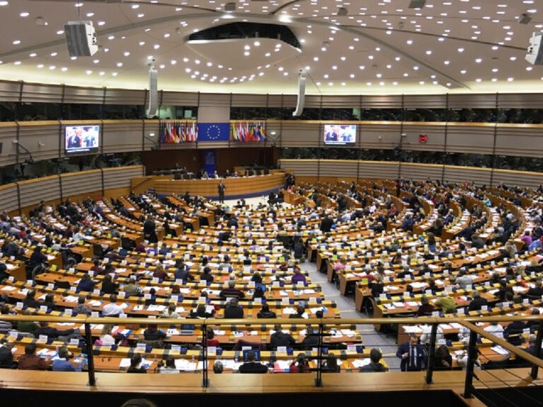 Przełomowe przepisy dotyczące sztucznej inteligencji