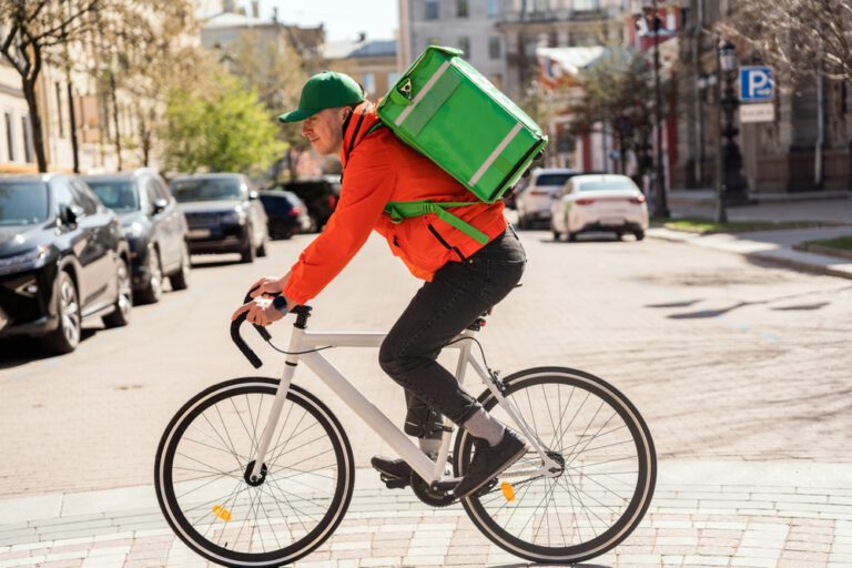 Nowe przepisy mają poprawić sytuację osób zatrudnionych przez platformy cyfrowe
