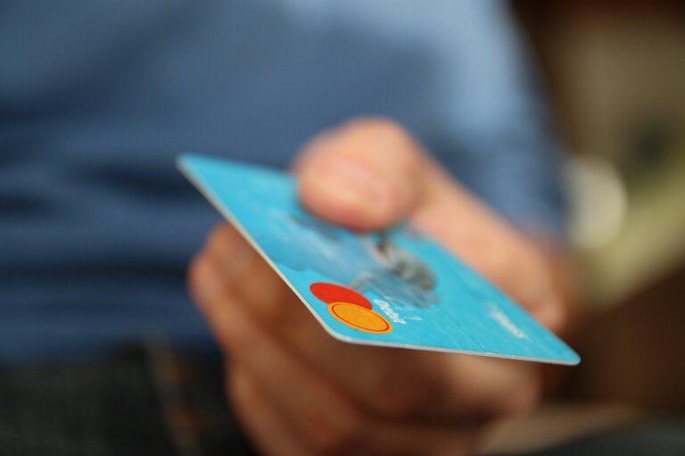 Zdjęcie karty kredytowej w mediach społecznościowych. Ryzyko kradzieży tożsamości oraz naruszenie prywatności
