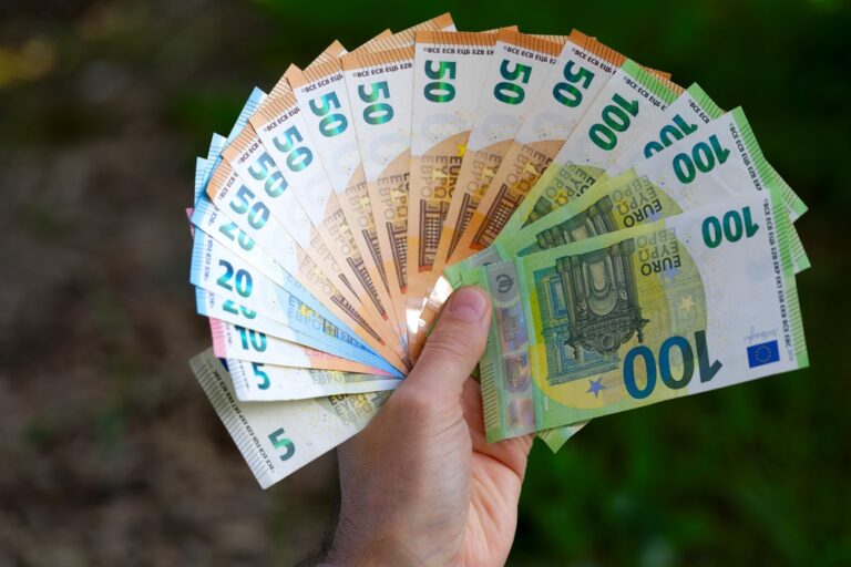 Większość Polaków sprzeciwia się wprowadzeniu euro