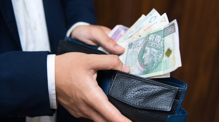 Polski przemysł 2025: kto zarabia najwięcej, kto mniej i dlaczego