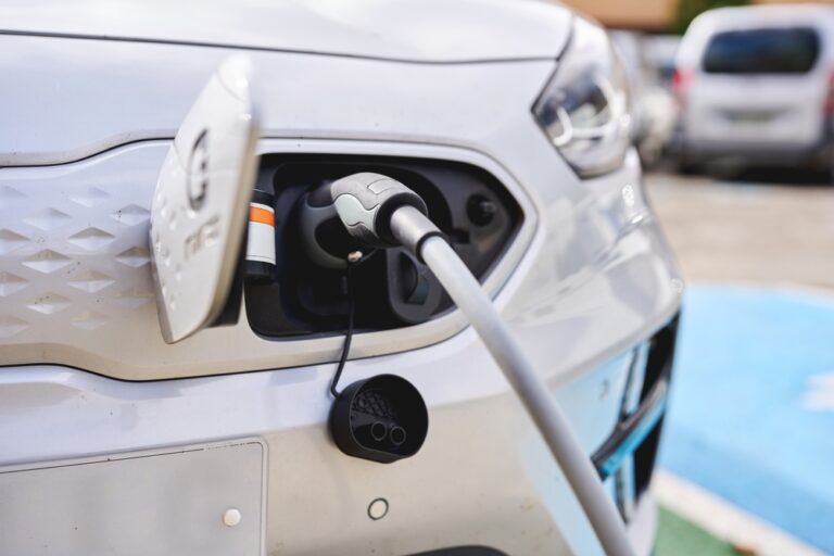 Program dopłat napędza rekordowy popyt na auta elektryczne