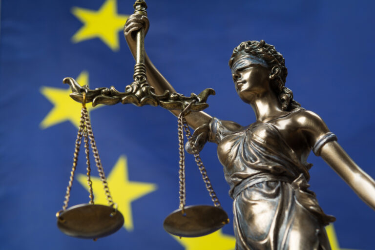UE. Naruszenia praw podważają demokrację oraz praworządność