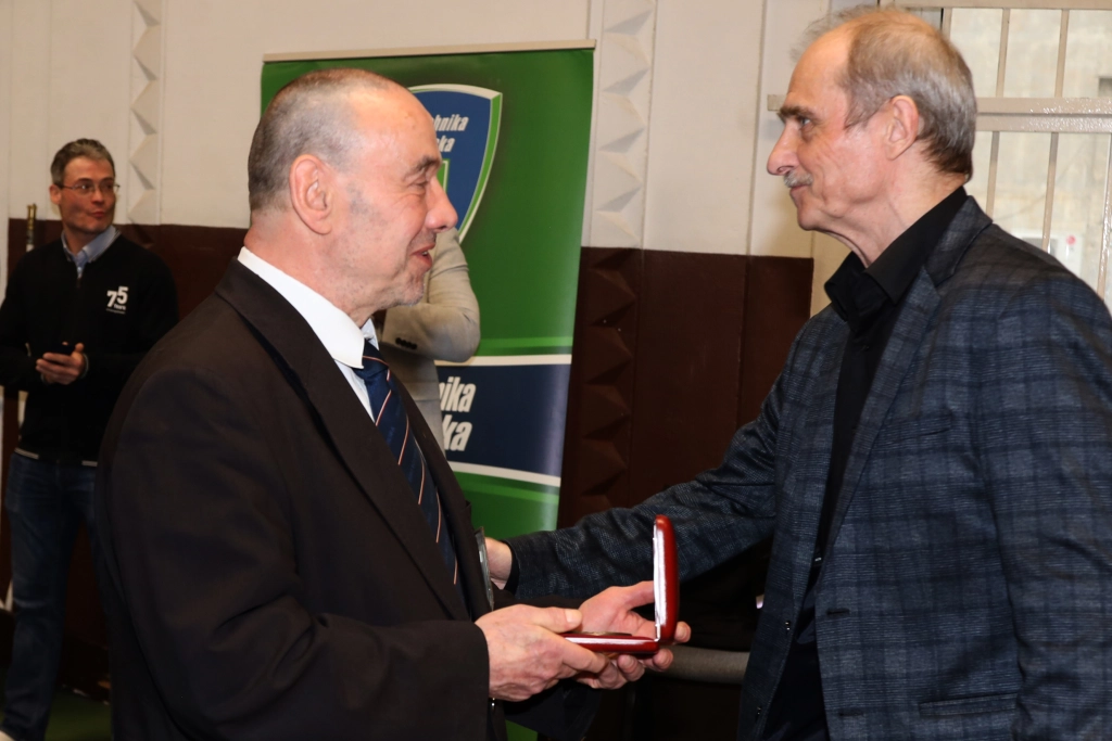 Medal wręcza Zdzisław grochowski- przewodniczący komisji dan PZ Judo